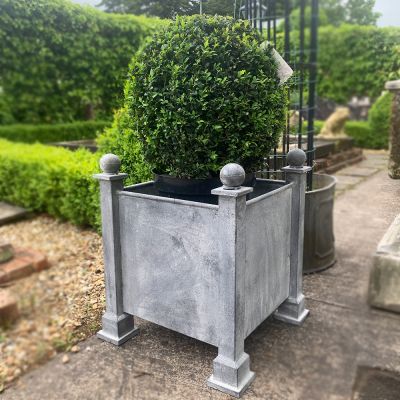 The small Merrion heavy duty planter with ball finial detail